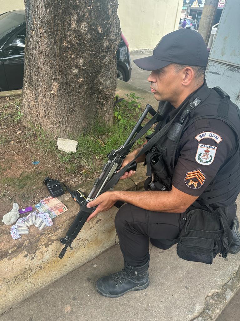 Policiais militares prendem suspeito de tráfico e apreendem drogas em Belford Roxo